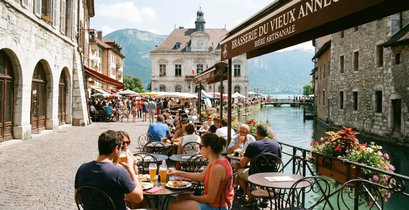 Terrasse d'une brasserie en vieille ville d'Annecy, vue sur l'esplanade de l'Hôtel de Ville